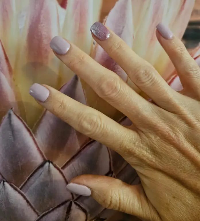 Lilac gel with a glitter accent nail